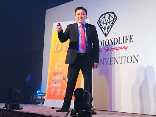 新製品「ＤＮＧ（ディーエヌジー）」を発表する近藤社長